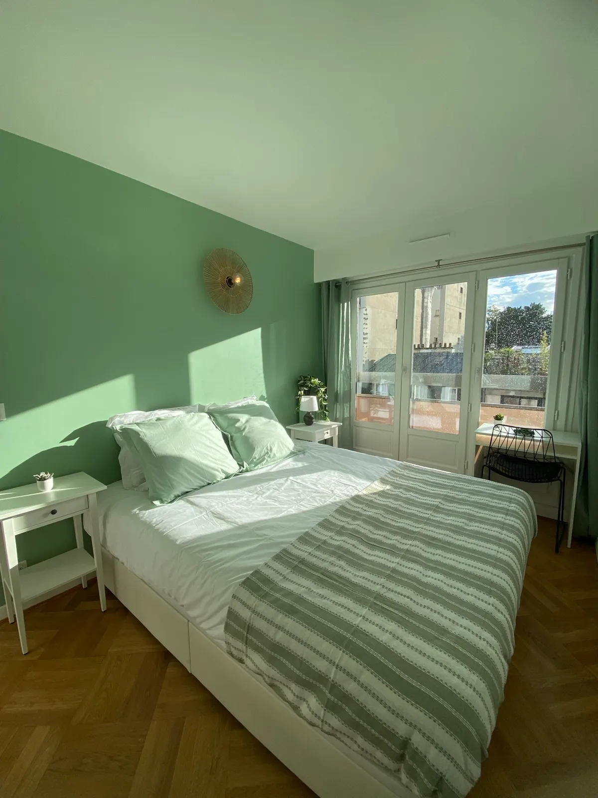 Chambre sauge avec coin bureau