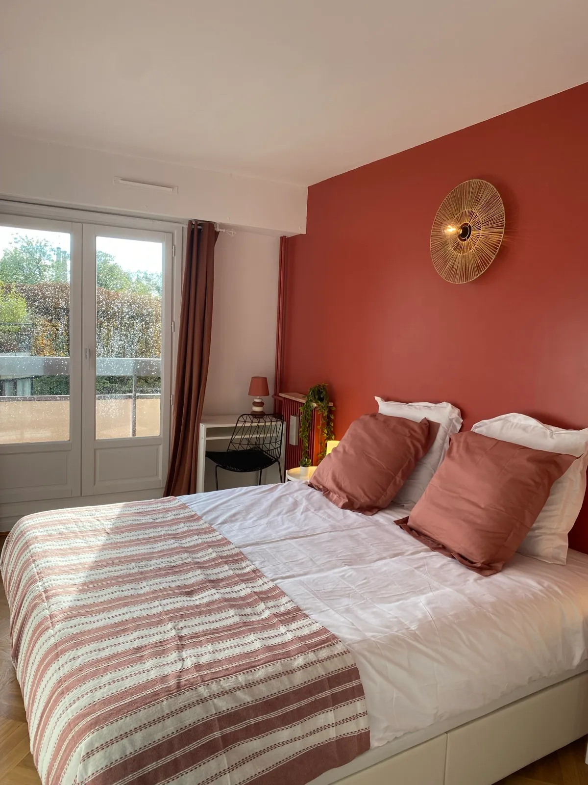 Chambre terracotta au petit matin