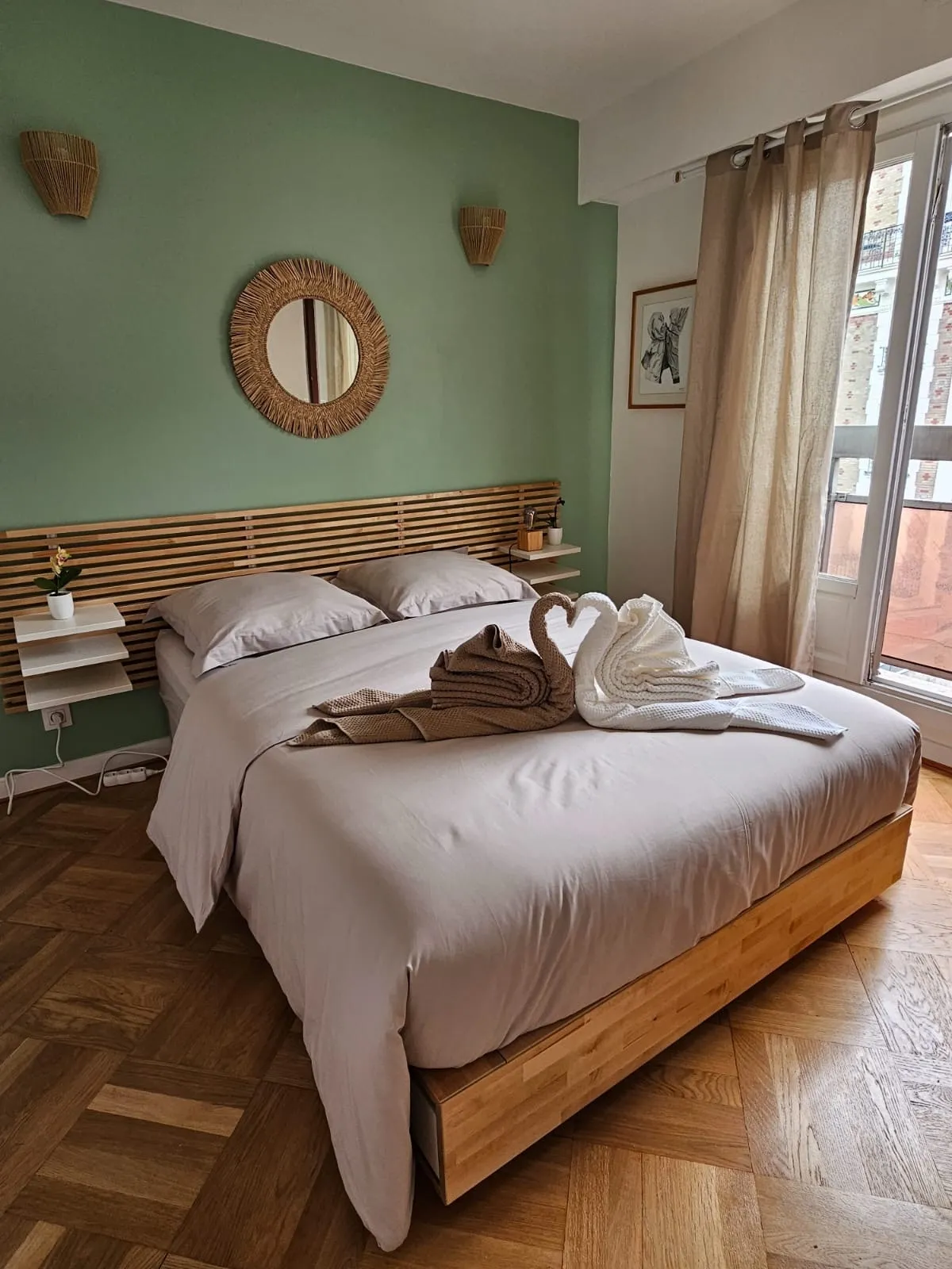 Chambre verte préparée pour votre arrivée