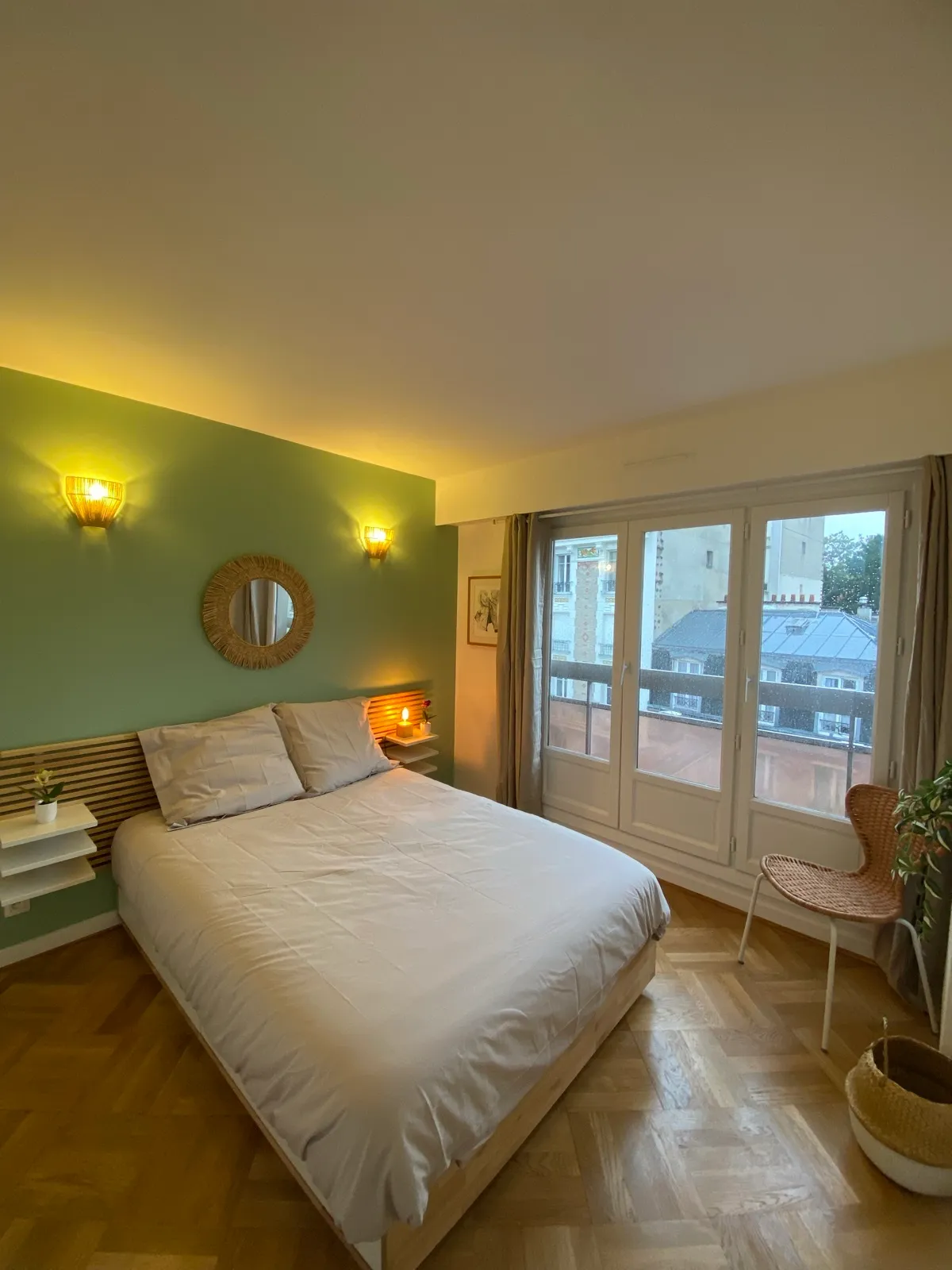 Chambre verte et ses grandes fenêtres