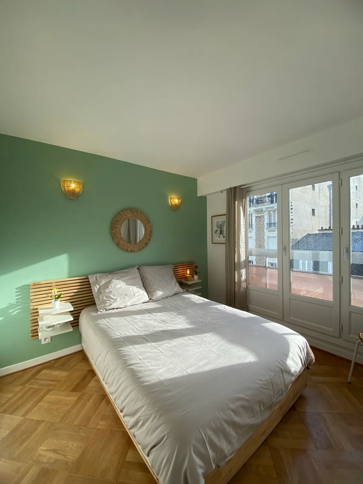Chambre verte en lumière naturelle