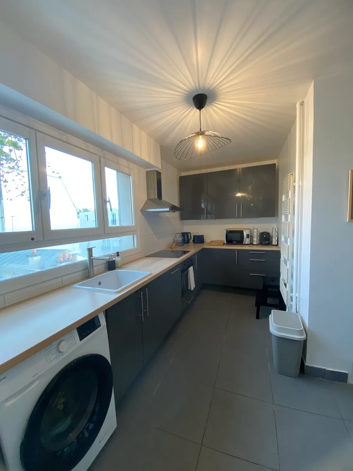 Cuisine avec lave-linge et plan de travail
