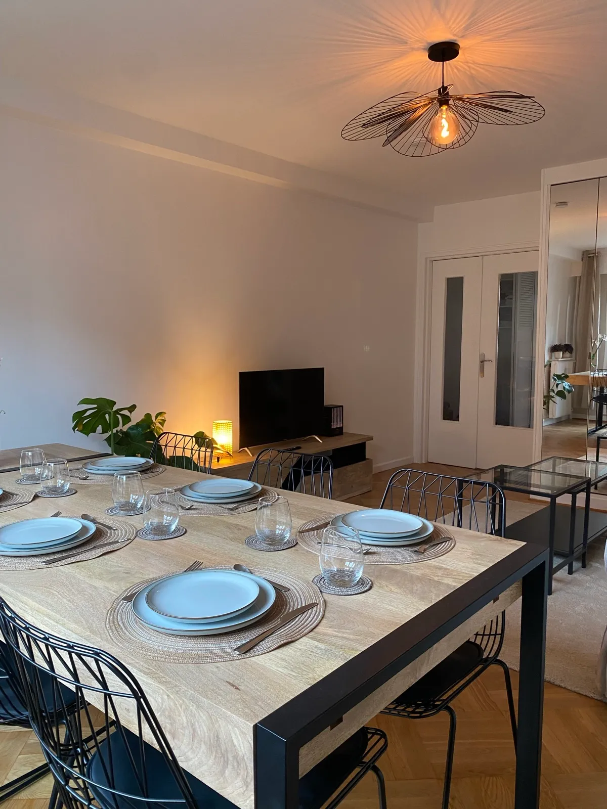 Salle à manger et séjour de l'appartement, baignés de lumière