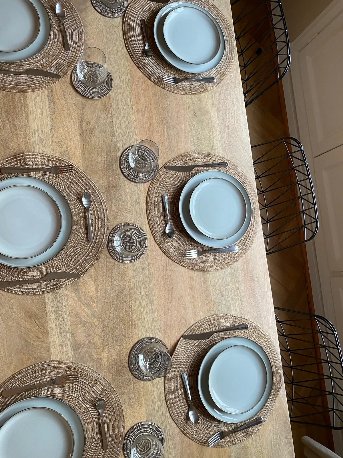 Table à manger dressée pour six convives